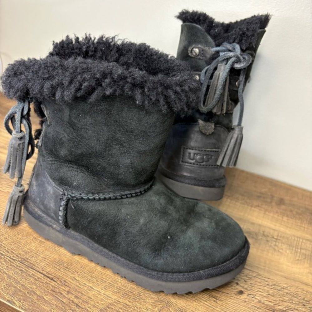 UGG Girls 1 Black Ankle Boots Winter Fall Preppy Mountain Chic Casual Classic